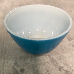 Pyrex, blue vintage 402 ovenware bowl